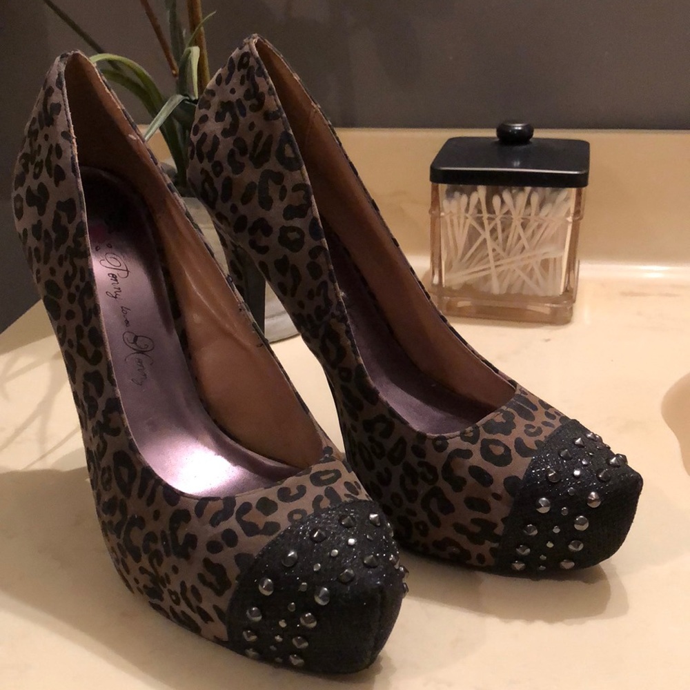 Leopard Penny loves Kenny pumps